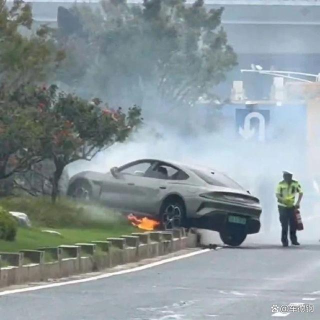 车：交通事故引发电池短路非车辆问题麻将胡了小米SU7南京事故 小米汽(图2)